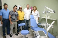 Foto tirada dia 19 de janeiro pelo servidor e repórter fotográfico Enerson Cleiton: os diretores Aldo Cezar, Luís Carlos e Carlos Humberto recebem o dentista Luiz Tiveron e a auxiliar Nair Ribeiro 