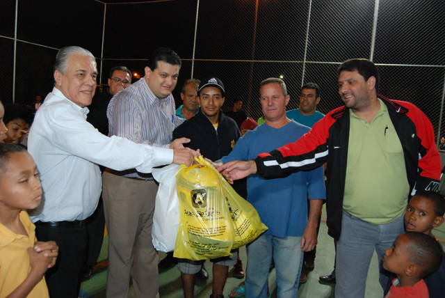 Praça no Costa Teles recebe quadra de esportes