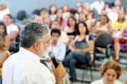 Prefeito apresenta meta de 90% de aproveitamento do material didático a diretoras de escolas municipais. Foto: Enerson Cleiton