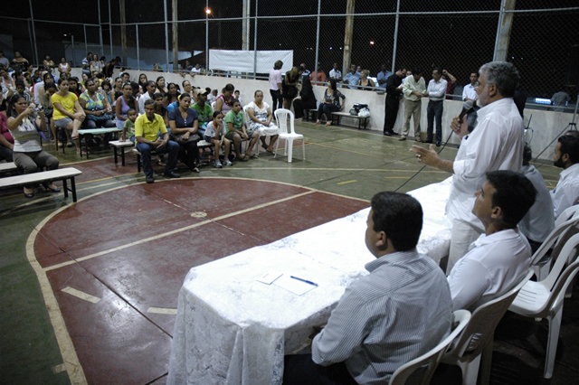 Reunião com pais na escola municipal Padre Eddie Bernardes