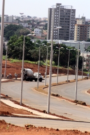 Iluminação pública é instalada no complexo viário do Parque do Fórum e OAB